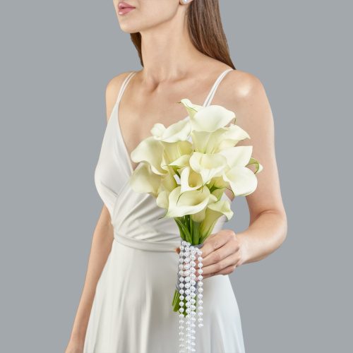 Букет невесты с каллами и бусами